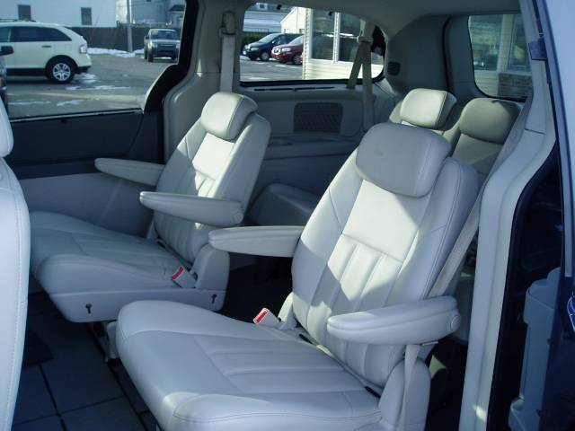 Chrysler Town and Country 2008 photo 3