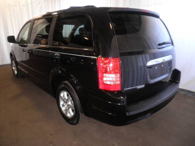 Chrysler Town and Country 2008 photo 2