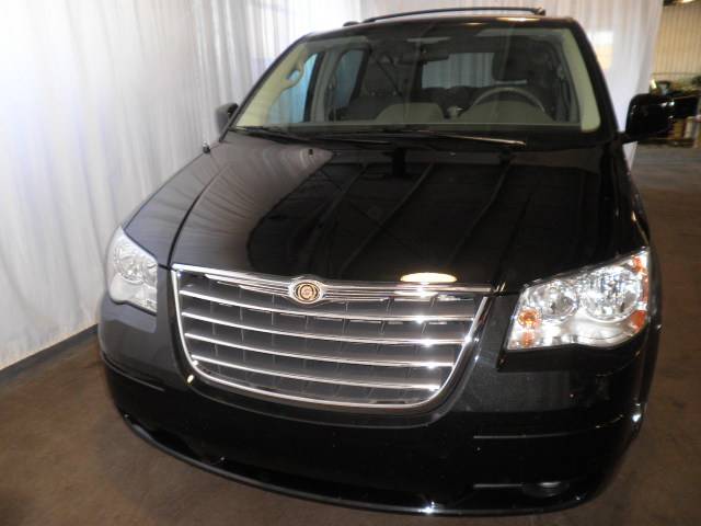 Chrysler Town and Country 2008 photo 3