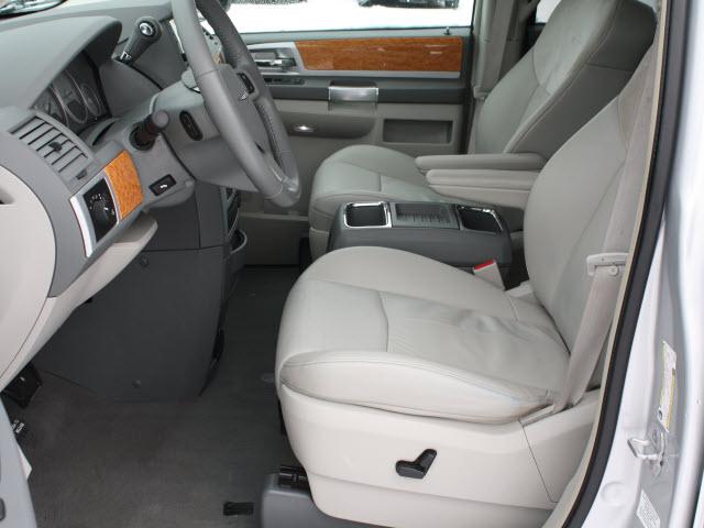 Chrysler Town and Country 2008 photo 1