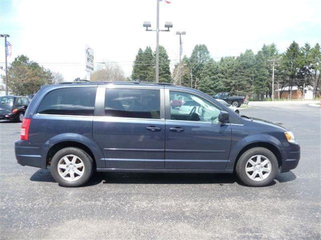 Chrysler Town and Country 2008 photo 2