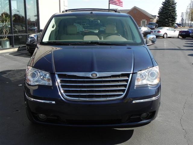 Chrysler Town and Country 2008 photo 1