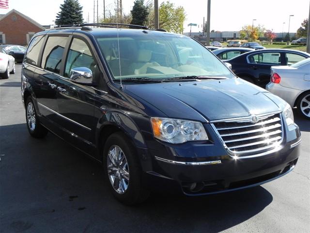 Chrysler Town and Country 2008 photo 2