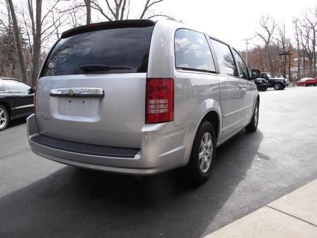 Chrysler Town and Country 2008 photo 1