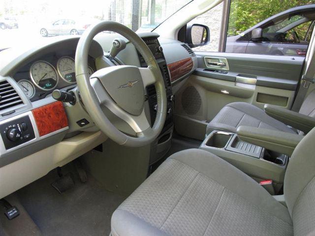 Chrysler Town and Country 2008 photo 2