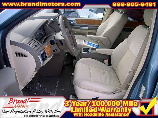Chrysler Town and Country 2008 photo 3