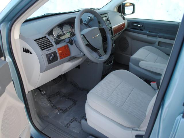 Chrysler Town and Country 2008 photo 2