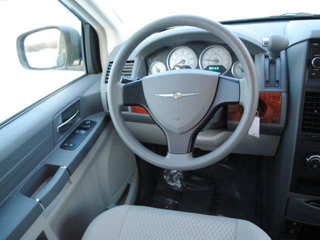 Chrysler Town and Country 2008 photo 3