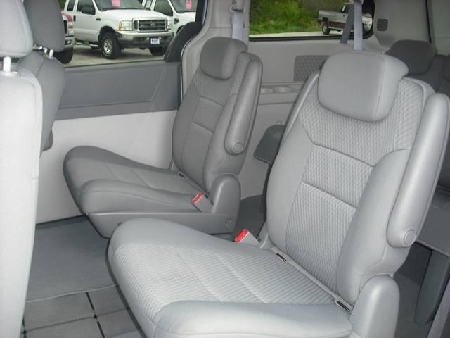 Chrysler Town and Country 2009 photo 2