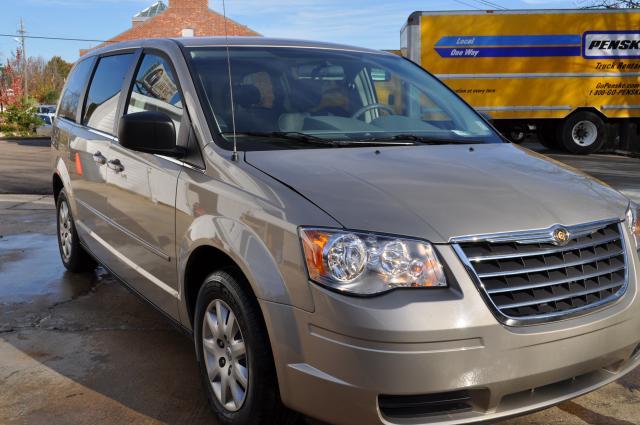 Chrysler Town and Country 2009 photo 2