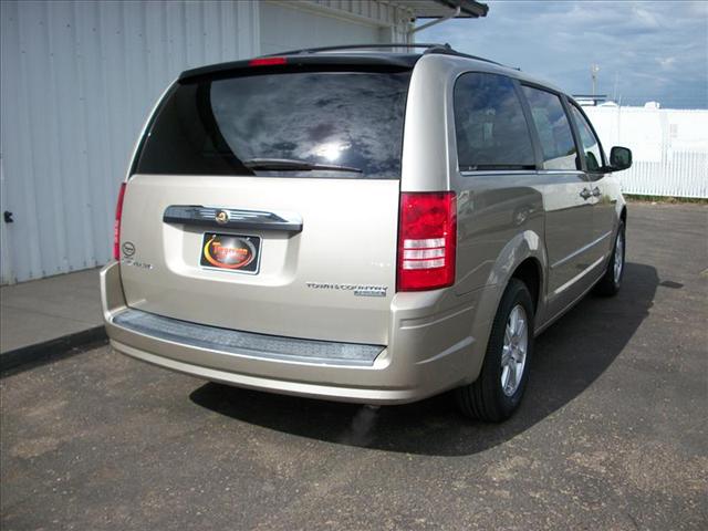 Chrysler Town and Country 2009 photo 2