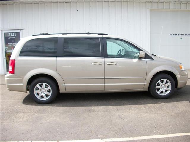 Chrysler Town and Country 2009 photo 3