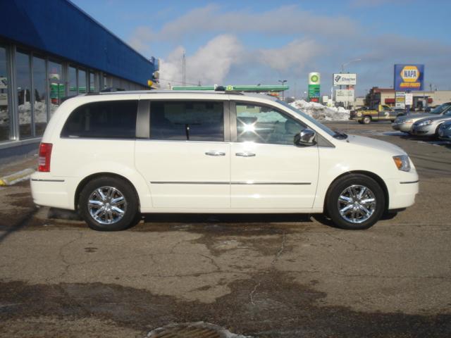 Chrysler Town and Country 2009 photo 1