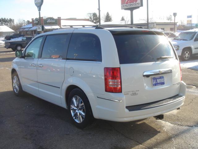 Chrysler Town and Country 2009 photo 2