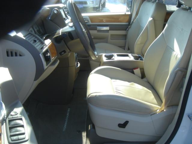 Chrysler Town and Country 2009 photo 4