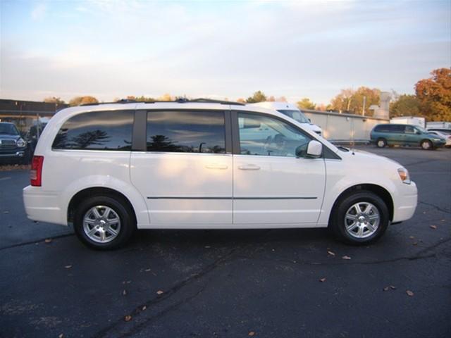 Chrysler Town and Country 2009 photo 1