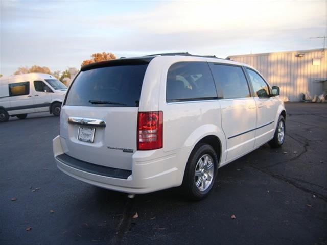 Chrysler Town and Country 2009 photo 2