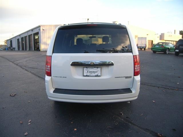 Chrysler Town and Country 2009 photo 3
