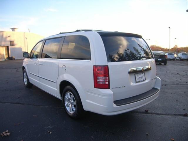 Chrysler Town and Country 2009 photo 4