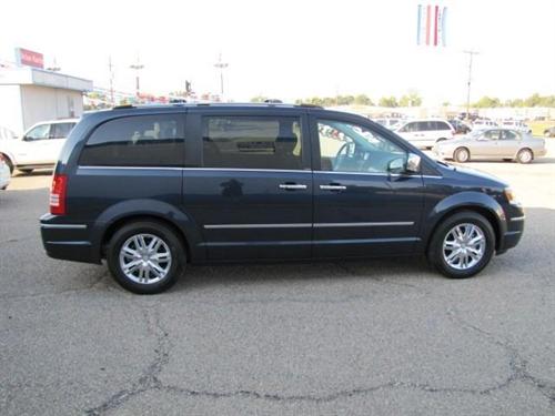 Chrysler Town and Country 2009 photo 2