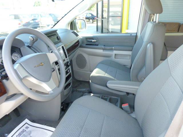 Chrysler Town and Country 2009 photo 2
