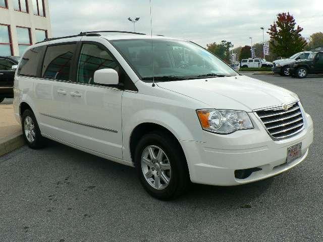 Chrysler Town and Country 2009 photo 1
