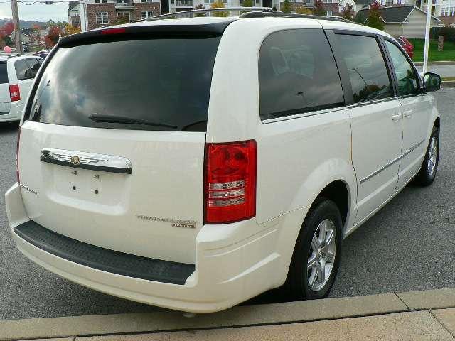 Chrysler Town and Country 2009 photo 2