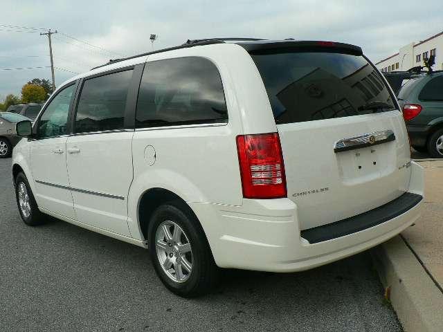 Chrysler Town and Country 2009 photo 3