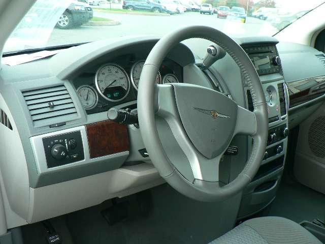 Chrysler Town and Country 2009 photo 5