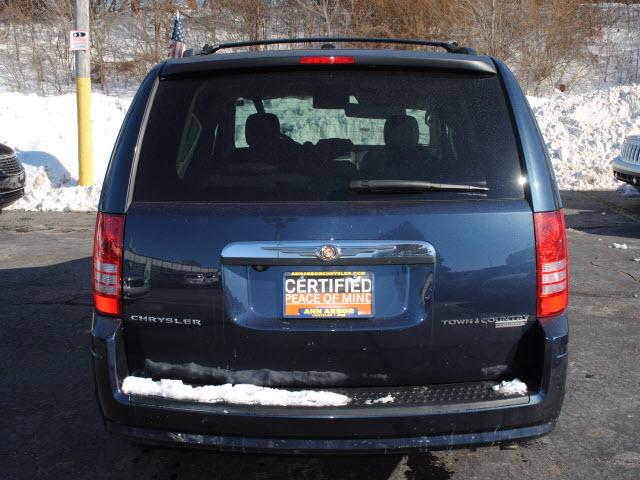 Chrysler Town and Country 2009 photo 2
