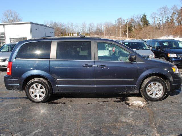 Chrysler Town and Country 2009 photo 3