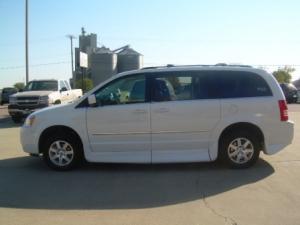 Chrysler Town and Country 2009 photo 2