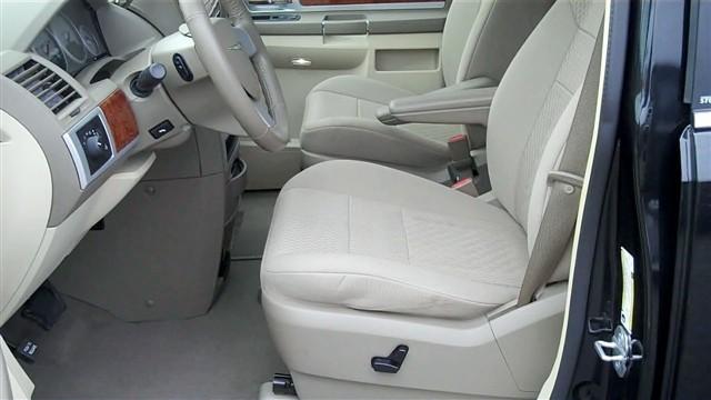 Chrysler Town and Country 2009 photo 3