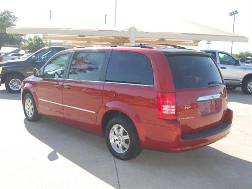 Chrysler Town and Country 2009 photo 2