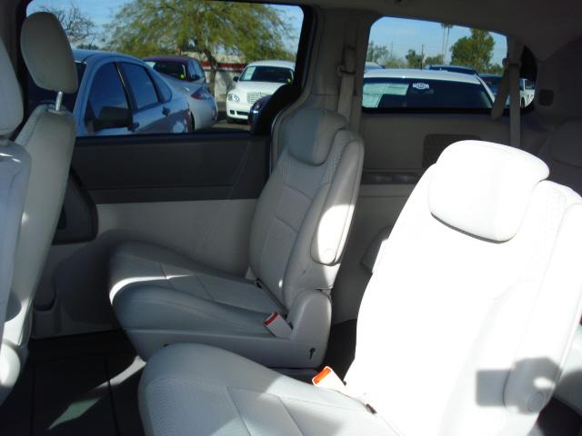 Chrysler Town and Country 2009 photo 2