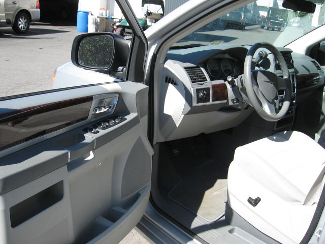 Chrysler Town and Country 2009 photo 1