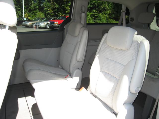 Chrysler Town and Country 2009 photo 2
