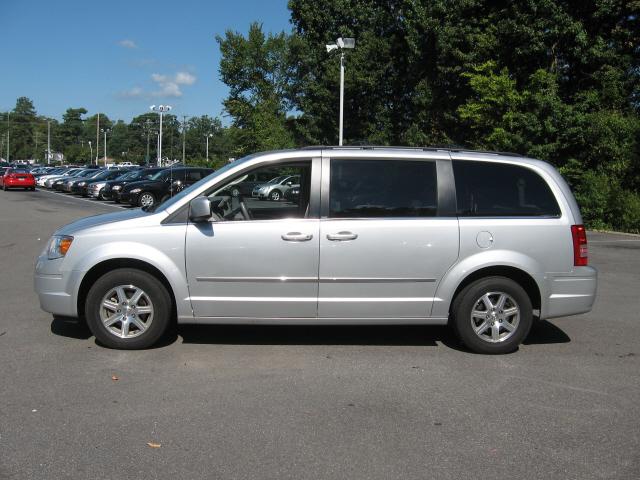 Chrysler Town and Country 2009 photo 3