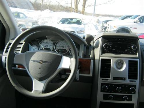 Chrysler Town and Country 2009 photo 3