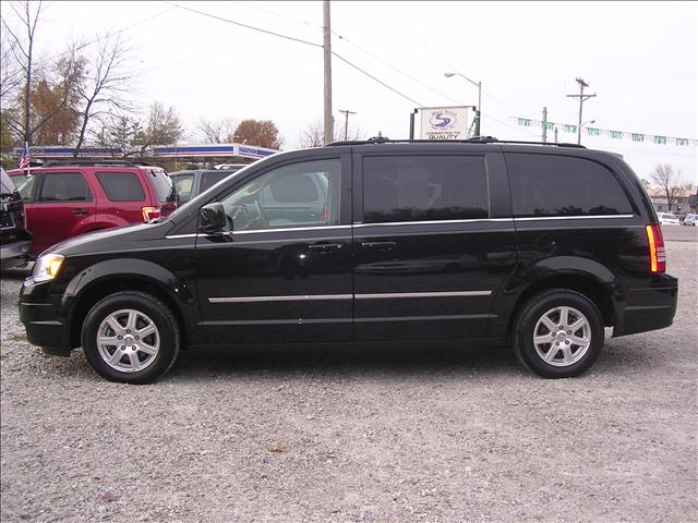 Chrysler Town and Country 2009 photo 2