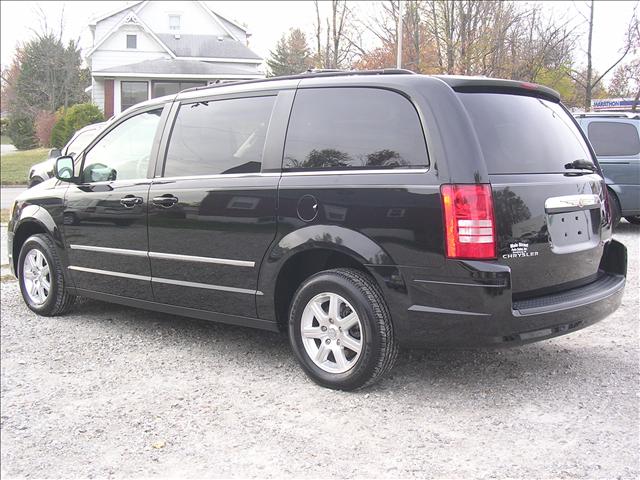 Chrysler Town and Country 2009 photo 3