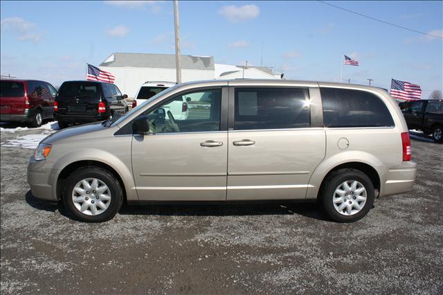 Chrysler Town and Country 2009 photo 2