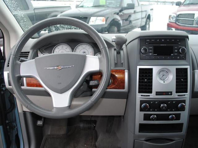 Chrysler Town and Country 2009 photo 3