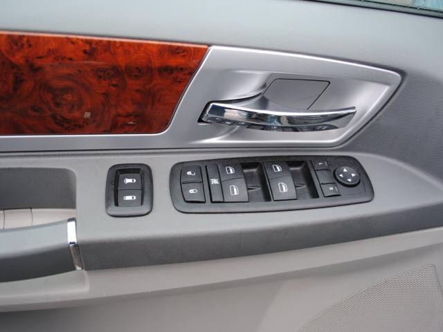 Chrysler Town and Country 2009 photo 4