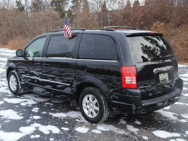 Chrysler Town and Country 2009 photo 2