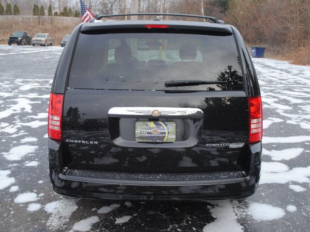 Chrysler Town and Country 2009 photo 3
