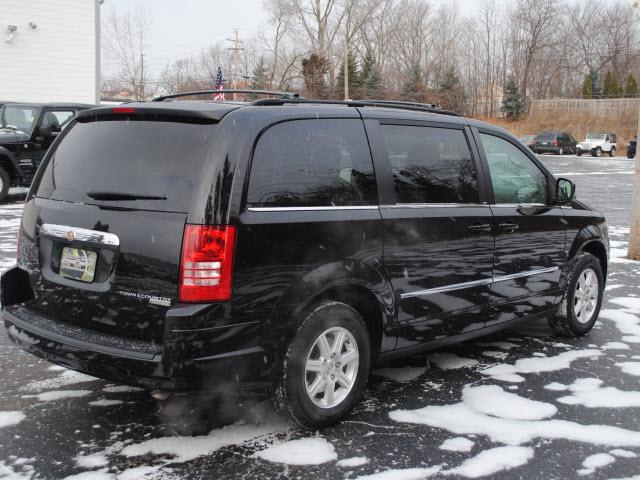 Chrysler Town and Country 2009 photo 4
