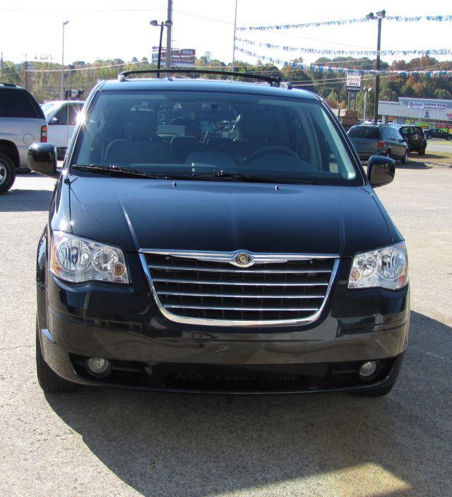 Chrysler Town and Country 2009 photo 2