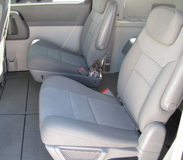 Chrysler Town and Country 2009 photo 4