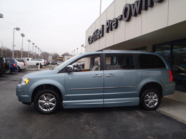 Chrysler Town and Country 2009 photo 1